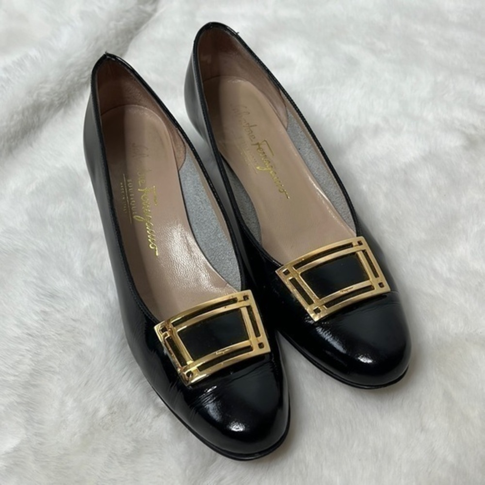 Salvatore Ferragamo buckle Black Leather pumps Sz 7.5